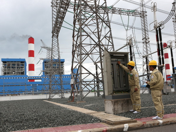 Công nhân Công ty Truyền tải Điện 4 kiểm tra thông số kỹ thuật trạm biến áp 500kV Duyên Hải sau khi tổ máy số 1 Nhà máy nhiệt điện Duyên Hải 3 hòa đồng bộ vào lưới điện Quốc gia. (Ảnh: Ngọc Hà/TTXVN) Khởi công dự án tăng công suất cấp điện cho miền Nam ảnh 1
