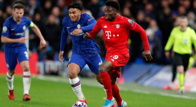 Davies (áo đỏ) thi đấu ấn tượng trong màu áo Bayern. (Nguồn: Getty Images) Bayern gia hạn hợp đồng với 'vua tốc độ' Davies đến năm 2025 ảnh 1