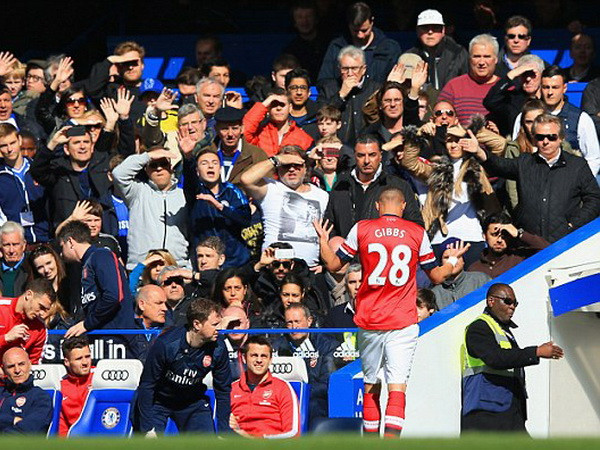 Trọng tài lên tiếng sau "bi hài" thẻ đỏ dành cho cầu thủ Arsenal ảnh 2