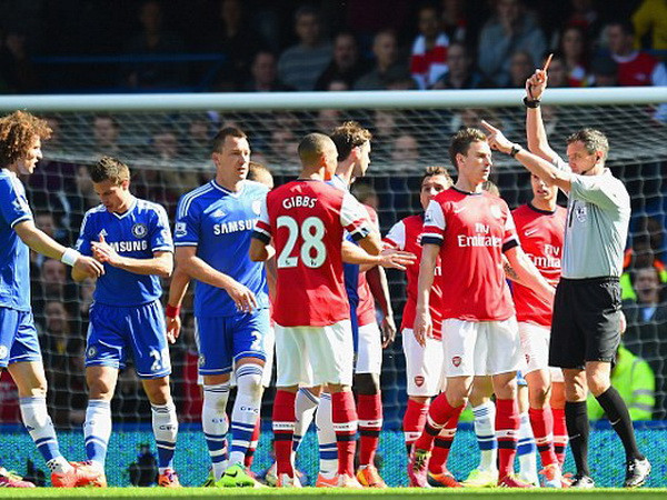 Trọng tài lên tiếng sau "bi hài" thẻ đỏ dành cho cầu thủ Arsenal ảnh 1