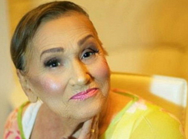 Ngỡ ngàng cụ bà 80 tuổi "lột xác" ngoạn mục nhờ trang điểm ảnh 1