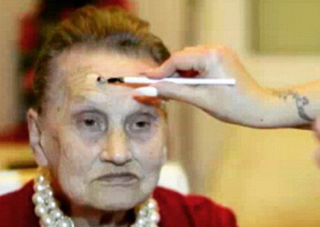 Ngỡ ngàng cụ bà 80 tuổi "lột xác" ngoạn mục nhờ trang điểm ảnh 2