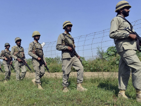 Binh lính Pakistan tuần tra tại khu vực Wagah, giáp Ấn Độ ngày 16/10. (Nguồn: AFP/TTXVN) Binh sỹ Ấn Độ, Pakistan lại đọ súng ở khu vực Kashmir ảnh 1