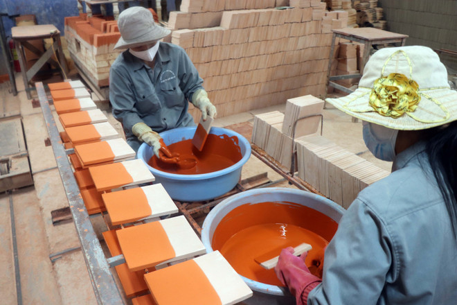 Người 'giữ lửa' lò ngói gốm men Cung đình, giúp 'hồi sinh' các di tích ảnh 4