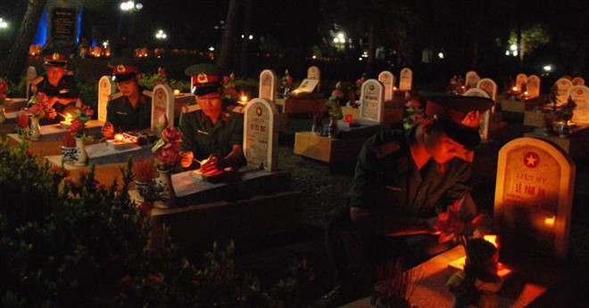 Tri ân các anh hùng liệt sỹ tại nghĩa trang Quốc gia A1 và Đường 9 ảnh 1