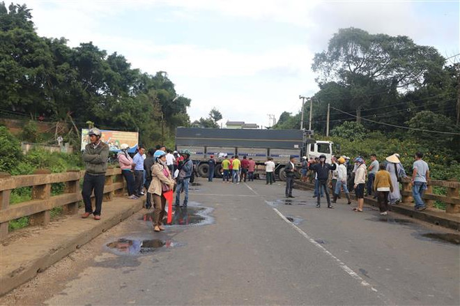 Xe tải mất lái treo lơ lửng trên cầu, QL20 đoạn qua Lâm Đồng tê liệt ảnh 1