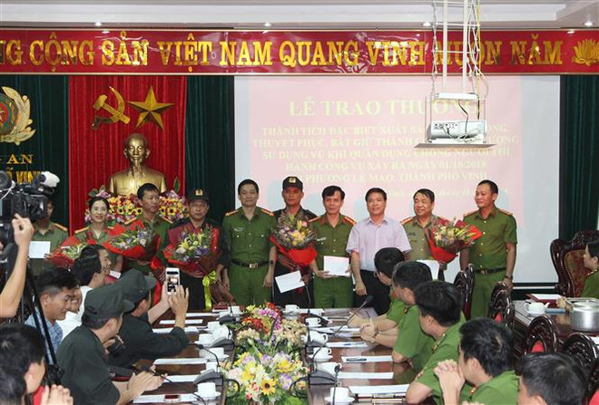 Khen thưởng vụ bắt giữ hai đối tượng sử dụng vũ khí nóng tại Nghệ An ảnh 1