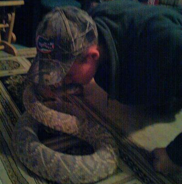 Chàng trai phải nhập viện vì sở thích hôn rắn vô cùng nguy hiểm ảnh 1