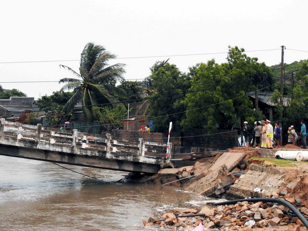 Sập cầu đang thi công tại Tuyên Quang, ba người mất tích ảnh 1