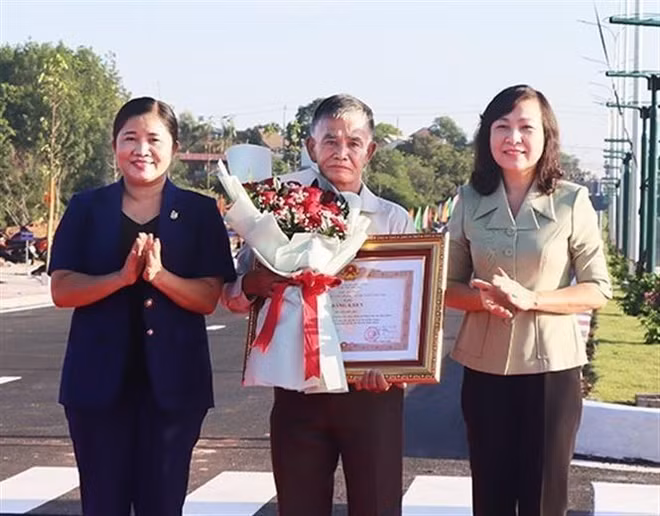 Thủ tướng tặng Bằng khen cụ ông hiến 7.000m2 đất làm đường giao thông ảnh 1