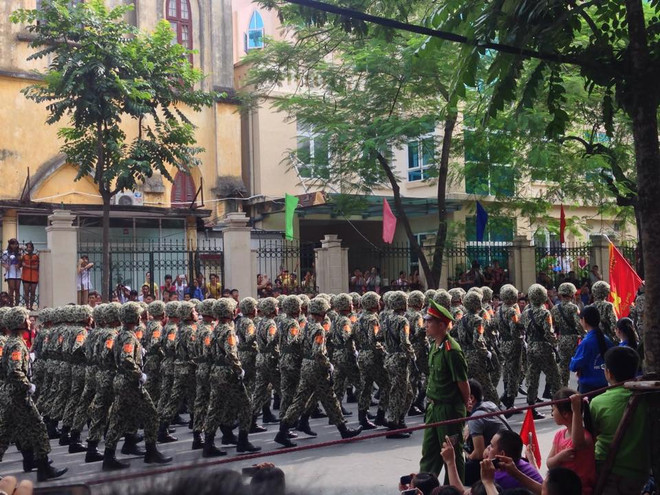 [Video] Người dân háo hức đoàn diễu binh, diễu hành đi dọc đường ảnh 1