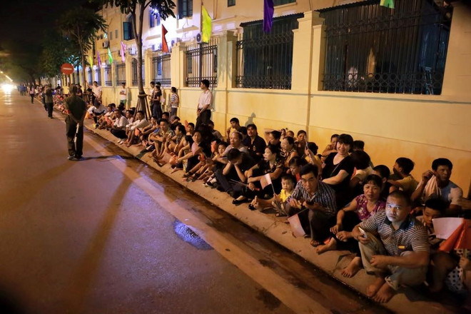 [Video] Người dân thủ đô trắng đêm xếp hàng chờ đón diễu binh ảnh 1