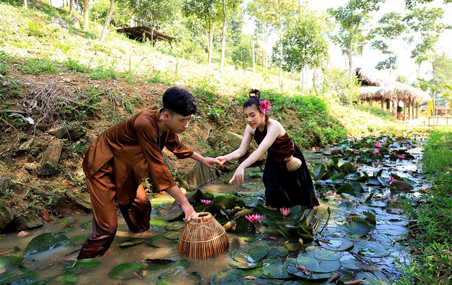 Qua trang phục và dụng cụ lao động của các dân tộc, nhiều bạn trẻ thêm yêu và tôn trọng nét văn hoà truyền thuông khác biệt của các dân tộc anh, em. (Ảnh: Nguyễn Quốc/Vietnam+) Độc đáo hình bản đồ Việt Nam được gắn kết từ 350.000 viên đá cuội ảnh 6