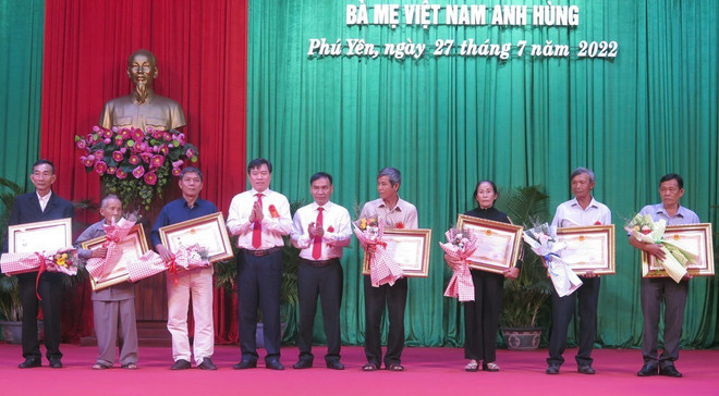 Lãnh đạo tỉnh Phú Yên trao Bằng Danh hiệu Nhà nước Bà mẹ Việt Nam Anh hùng cho thân nhân các Mẹ. (Ảnh: Xuân Triệu/TTXVN) Truy tặng danh hiệu vinh dự Nhà nước 'Bà mẹ Việt Nam Anh hùng' ảnh 1