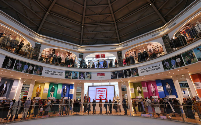Người dân xếp hàng mua sắm tại cửa hàng Uniqlo ở Nga. (Nguồn: Reuters) Nhiều công ty Nhật Bản không muốn từ bỏ thị trường Nga ảnh 1