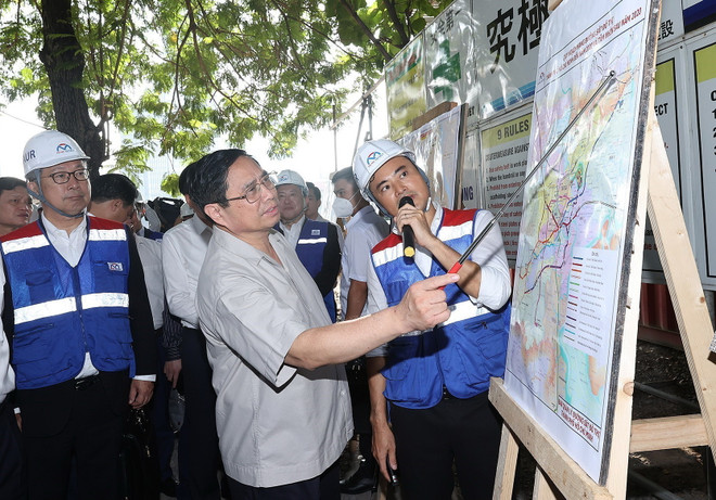 Thủ tướng Phạm Minh Chính kiểm tra tiến độ Dự án tuyến đường sắt đô thị Metro Bến Thành-Suối Tiên. (Ảnh: Dương Giang/TTXVN) Thủ tướng làm việc với lãnh đạo chủ chốt Thành phố Hồ Chí Minh ảnh 3