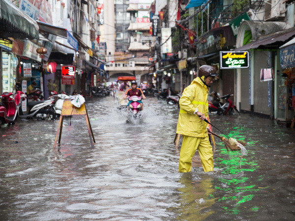 Xoáy thấp quay trở lại gây mưa diện rộng cho Bắc Bộ và Bắc Trung Bộ ảnh 1