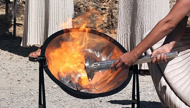 Cựu ngôi sao Man United tham gia rước ngọn đuốc của Olympic 2018 ảnh 1