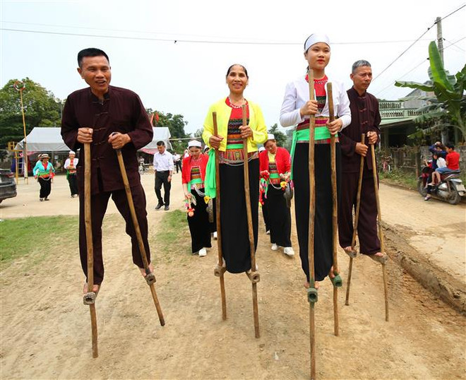 Đồng bào dân tộc Mường ở huyện Nho Quan, tỉnh Ninh Bình biểu diễn dân ca, dân vũ, dân nhạc. (Ảnh: Thùy Dung/ TTXVN) Bảo tồn giá trị văn hóa dân tộc Mường gắn với phát triển du lịch ảnh 2
