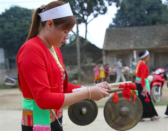 Đồng bào dân tộc Mường ở huyện Nho Quan, tỉnh Ninh Bình biểu diễn dân ca, dân vũ, dân nhạc. (Ảnh: Thùy Dung/ TTXVN) Bảo tồn giá trị văn hóa dân tộc Mường gắn với phát triển du lịch ảnh 1