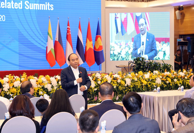 Thủ tướng Nguyễn Xuân Phúc kiểm tra công tác chuẩn bị cho Hội nghị Cấp cao ASEAN lần thứ 37. (Ảnh: Thống Nhất/TTXVN) ASEAN 2020: ASEAN quyết tâm duy trì đà hợp tác, liên kết khu vực ảnh 1