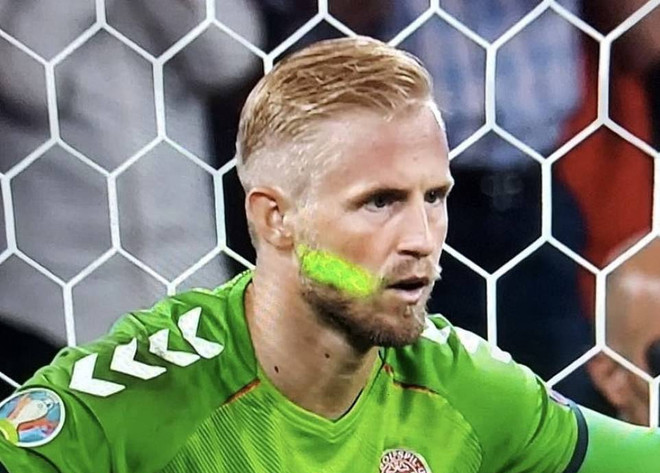 UEFA xem xét án phạt đối với hành vi xấu xí của cổ động viên Anh ảnh 1