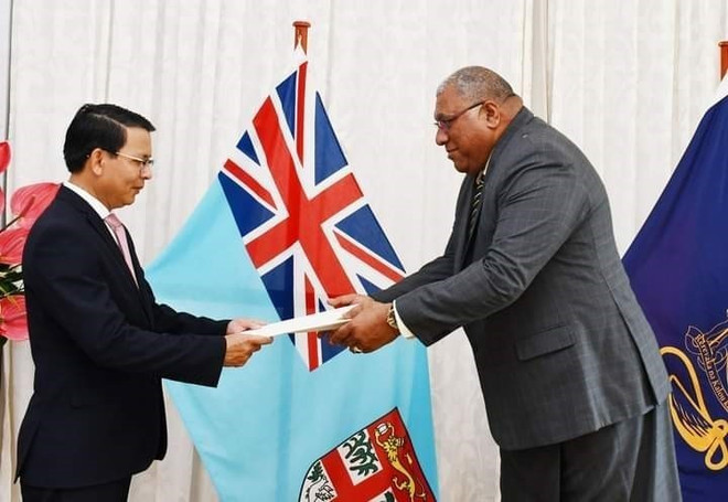 Đại sứ Nguyễn Văn Trung trình Quốc thư lên Tổng thống Cộng hòa Fiji. (Ảnh: TTXVN phát) Fiji đánh giá cao vai trò, vị thế và uy tín của Việt Nam ảnh 1