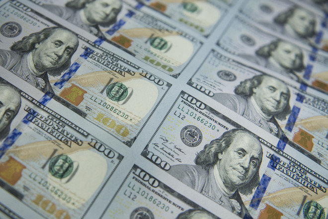 Đồng tiền mệnh giá 100 USD. (Ảnh: AFP/TTXVN) IMF tiến tới giải ngân khoản vay 900 triệu USD cho Ukraine ảnh 1