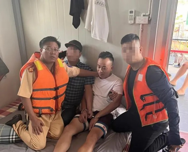 Cảnh sát khống chế Đỗ Duy Hằng. (Nguồn: Báo Công an Nhân dân) Hà Nội: Bắt giữ đối tượng giết người, 6 năm lẩn trốn truy nã ảnh 1