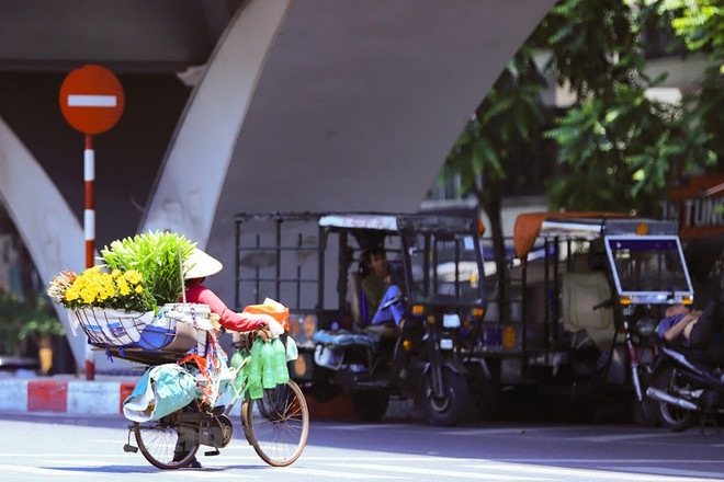 Người lao động mưu sinh dưới cái nắng gay gắt. (Ảnh: Hoài Nam/Vietnam+) Bắc Bộ và khu vực miền Trung nắng nóng, có nơi trên 38 độ C ảnh 1