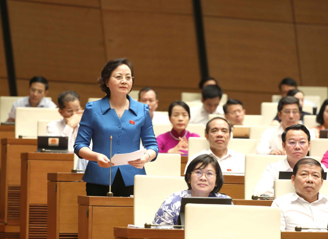 Bộ trưởng Bộ Nội vụ Phạm Thị Thanh Trà giải trình làm rõ ý kiến của đại biểu Quốc hội nêu. (Ảnh: Phương Hoa/TTXVN) Nội dung chính ngày làm việc thứ 9 kỳ họp thứ 5, Quốc hội khóa XV ảnh 2