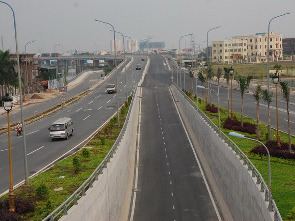 Công trình cầu Phú Mỹ đã mở cánh cửa giao thông cho khu Nam Thành phố Hồ Chí Minh. (Ảnh: Danh Khôi/Vietnam+) Cầu Phú Định - kết nối hạ tầng đô thị khu Nam TP.HCM ảnh 1