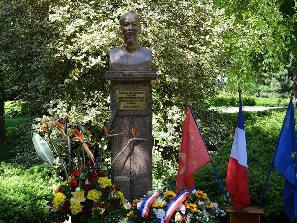 Tượng đài Chủ tịch Hồ Chí Minh tại công viên Monceau, thành phố Montreuil. (Ảnh: Bích Hà/Vietnam+) Kỷ niệm 124 năm ngày sinh Chủ tịch Hồ Chí Minh ở Pháp ảnh 1