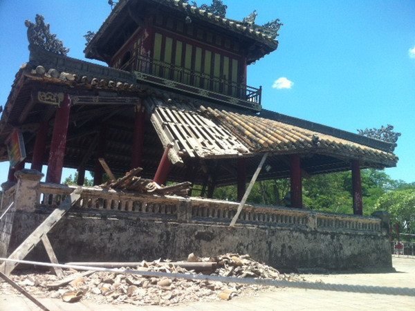 Phu Văn Lâu bị hư hại do sạt lở mái. (Ảnh: Quốc Việt/Vietnam+) Tìm giải pháp khắc phục sự cố sạt đổ mái di tích Phu Văn Lâu ảnh 1