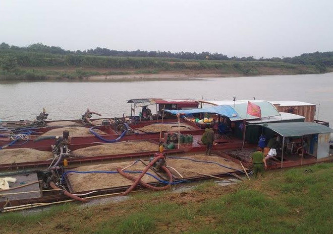 Phạt 140 triệu đồng với 4 tàu hút cát trái phép trên sông Mã ảnh 1