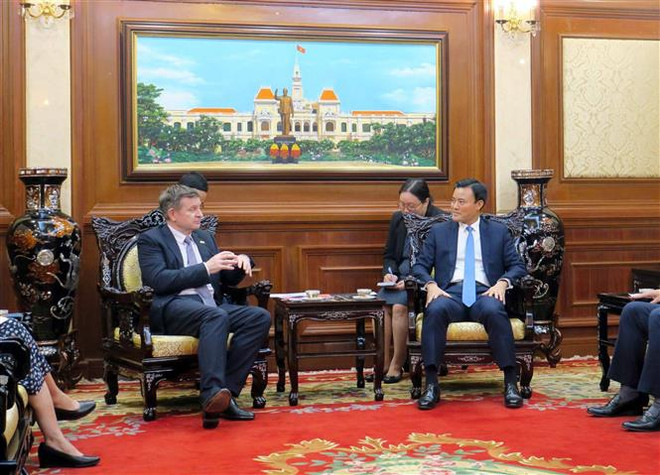 Ông Bùi Xuân Cường (phải), Phó Chủ tịch UBND Thành phố Hồ Chí Minh tiếp ông Edgar Doerrig (trái), trưởng đại diện khu vực Châu Á Thái Bình Dương của OIF. (Ảnh: Xuân Khu/TTXVN) Thành phố Hồ Chí Minh và Tổ chức Quốc tế Pháp ngữ tăng cường hợp tác ảnh 1