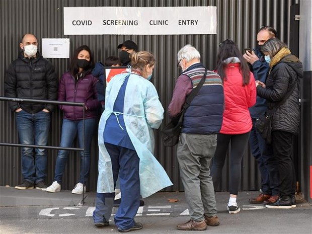 Một điểm xét nghiệm COVID-19 tại Australia. (Ảnh: AFP/TTXVN) New Zealand tạm ngừng chương trình kích cầu du lịch với Australia ảnh 1