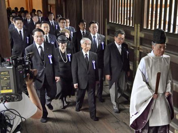 Các nghị sỹ Nhật Bản viếng đền Yasukuni ở Tokyo ngày 15/8. (Nguồn: Kyodo/TTXVN) Hàn Quốc-Trung Quốc phản đối lãnh đạo Nhật Bản viếng đền Yasukuni ảnh 1