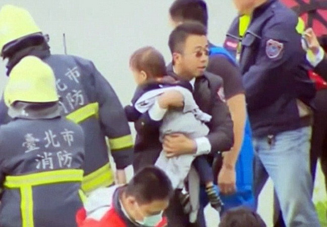 Tai nạn máy bay TransAsia: Cả nhà thoát chết nhờ đổi chỗ ngồi ảnh 1