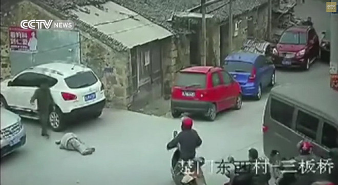 Trung Quốc: 23 người qua đường vô cảm khiến cụ già chết oan ảnh 1