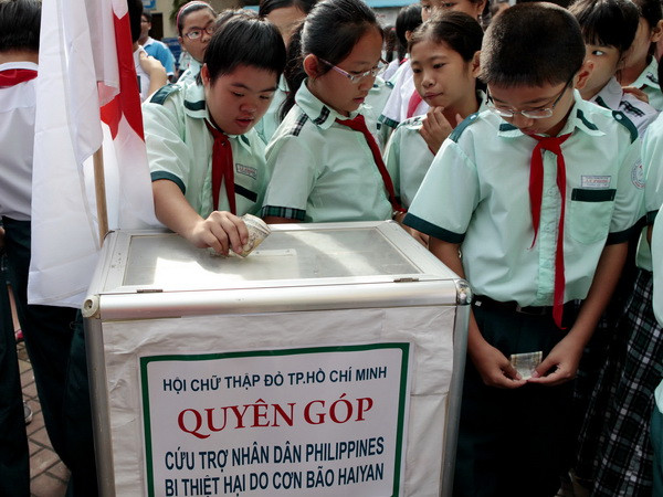 Quyên góp ủng hộ nạn nhân bão Haiyan tại Philippines ảnh 1