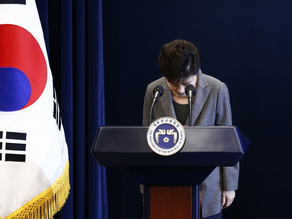 Tổng thống Park Geun-hye xin lỗi người dân trong bài phát biểu trực tiếp trên truyền hình về vụ bê bối chính trị liên quan đến người bạn thân Choi Soon-sil, tại Seoul ngày 29/11. (Nguồn: AP/TTXVN) Sự kiện quốc tế từ 5-11/12: Tổng thống Hàn Quốc xin lỗi người dân ảnh 1