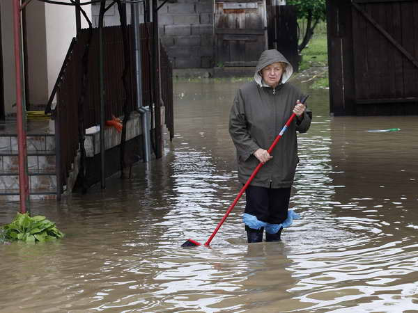 Cảnh ngập lụt ở Banja Luka, Bosnia-Herzegovia ngày 18/5. (Nguồn: AFP/TTXVN) Cảnh báo nguy cơ bùng phát dịch bệnh sau lũ lụt ở vùng Balkan ảnh 1
