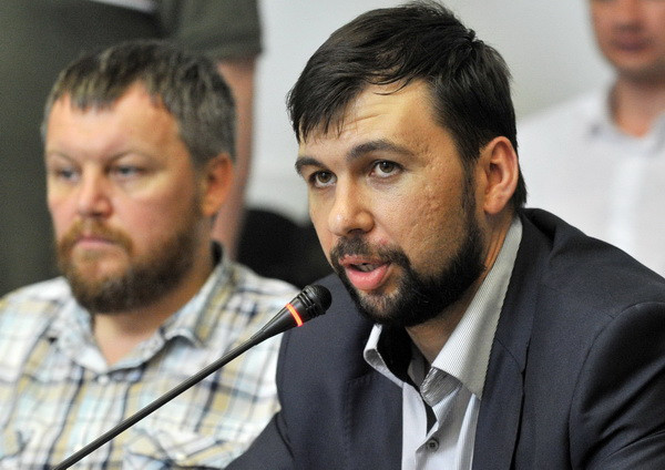 Lãnh đạo chính quyền tự xưng ở tỉnh Donetsk, miền Đông Ukraine Denis Pushilin. (Nguồn: AFP/TTXVN) Lực lượng ly khai Donetsk tuyên bố quốc hữu hóa tài sản của Ukraine ảnh 1