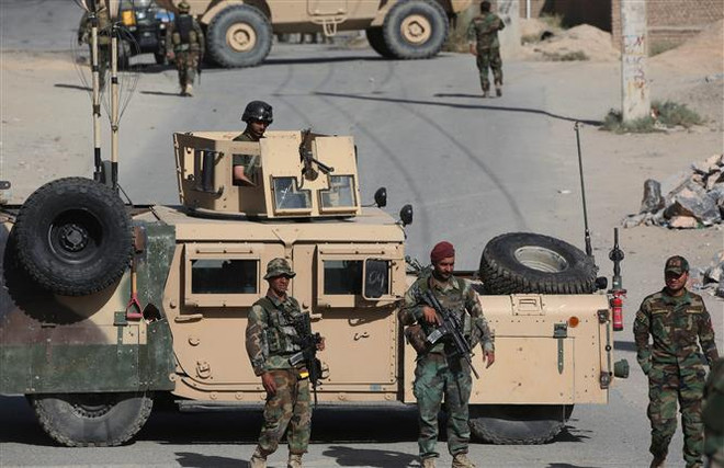 Binh sỹ quân đội Afghanistan gác gần hiện trường vụ nổ bom xe bên ngoài căn cứ của lực lượng đặc nhiệm quân đội ở huyện Chahar Asyab, tỉnh Kabul, ngày 12/9/2019. (Ảnh: THX/TTXVN) Afghanistan giành lại một huyện miền Đông từ tay Taliban ảnh 1
