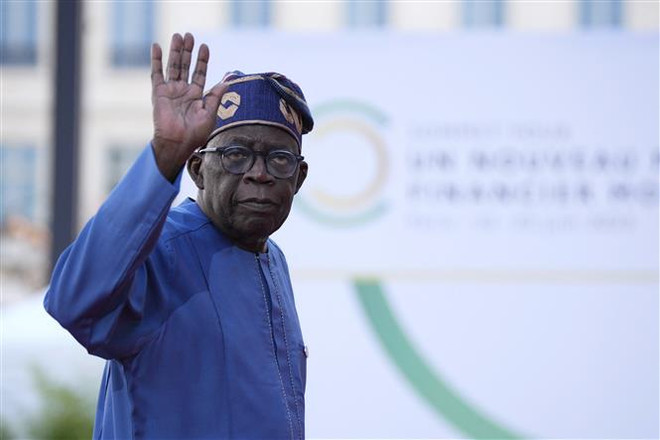 Tổng thống Nigeria Bola Tinubu tới dự một hội nghị ở Paris, Pháp ngày 23/6/2023. (Ảnh: AFP/TTXVN) Tòa án Nigeria giữ nguyên phán quyết về kết quả bầu cử tổng thống ảnh 1