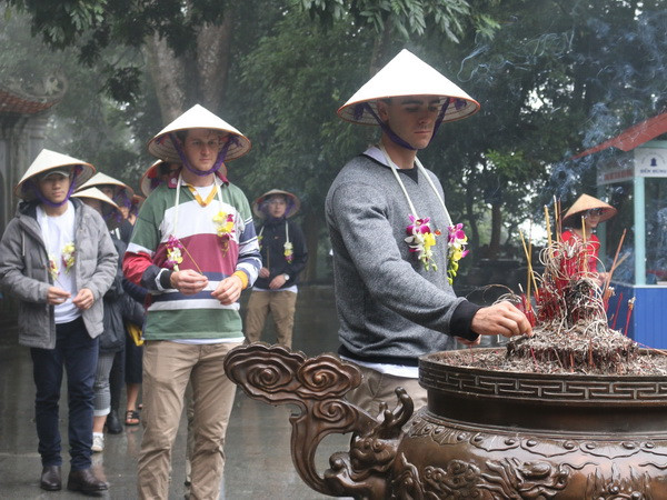 Đoàn khách quốc tế đầu tiên xông đất Tổ Vua Hùng năm 2018 ảnh 1