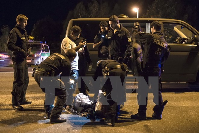 [Video] Cảnh sát Đức bắt giữ 5 nghi can vụ khủng bố tại Pháp ảnh 1