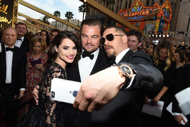 Fan lên cơn sốt với màn lộ... vỏ điện thoại của Tom Hardy ảnh 1