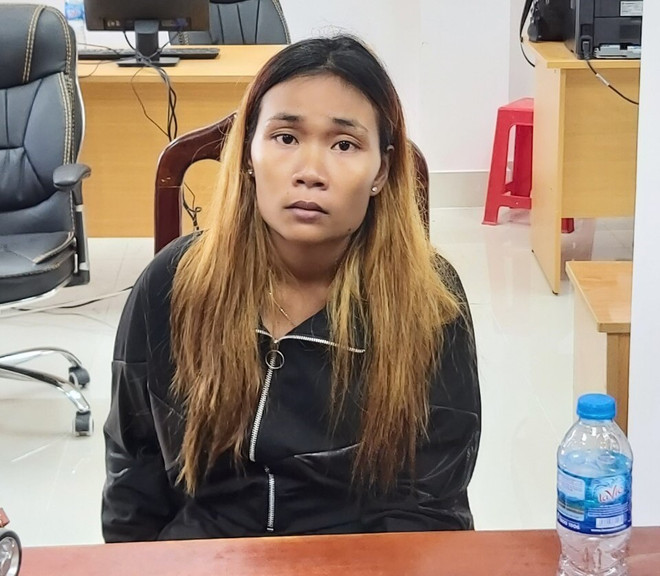 Đối tượng Hai Dieb tại cơ quan chức năng. (Ảnh: TTXVN phát) Một phụ nữ nước ngoài mang 5kg ma túy đá từ Campuchia về Việt Nam ảnh 1